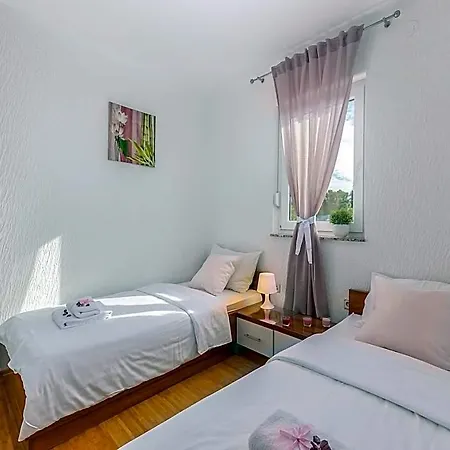 Country In Croatia With Pool And Farm Views 2*